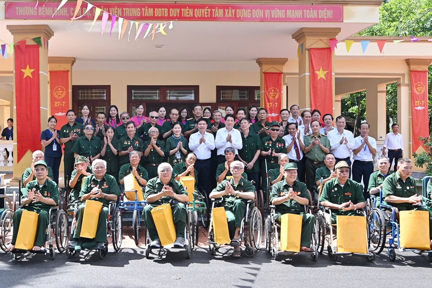 Chủ tịch nước Lương Cường thăm và tặng quà thương binh, bệnh binh và người có công tại Trung tâm Điều dưỡng Thương binh Duy Tiên